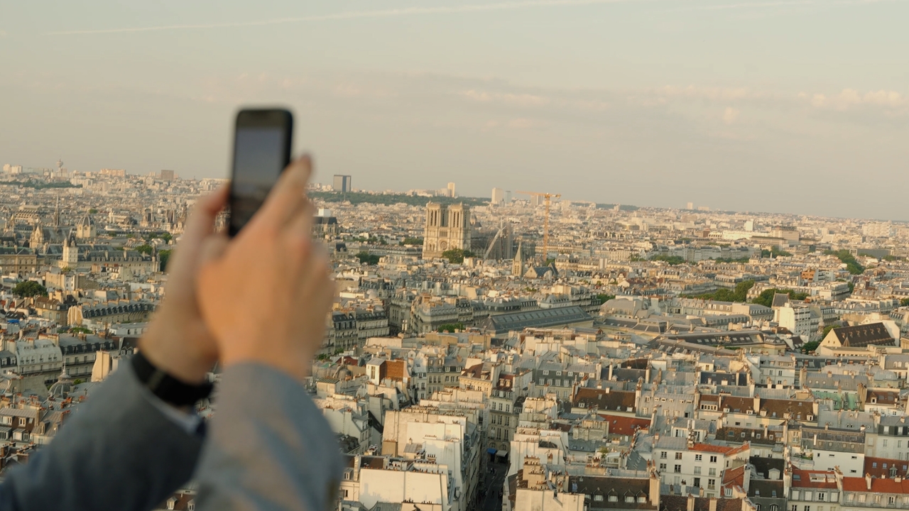 film d'ambiance pour academia tocqueville, avec des interviews et des plans d'illustrations filmés à Paris et à Fontainebleau