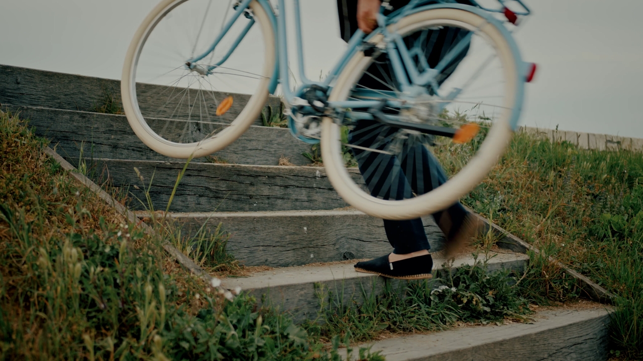 film artistique au style cinématique mettant en valeur le passage du gois à Noirmoutier filmé en blackmagic pocket 6K pro